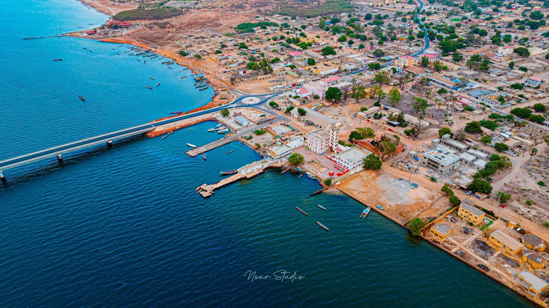 Vue aérienne de Foundiougne et du pont Nelson Mandela sur le Saloum